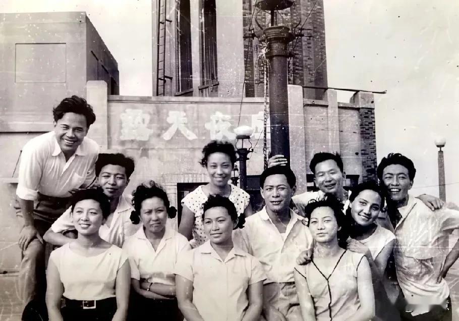 老照片，
都说这里有好几个名气大的，
我一个也没有认出来[奸笑]
