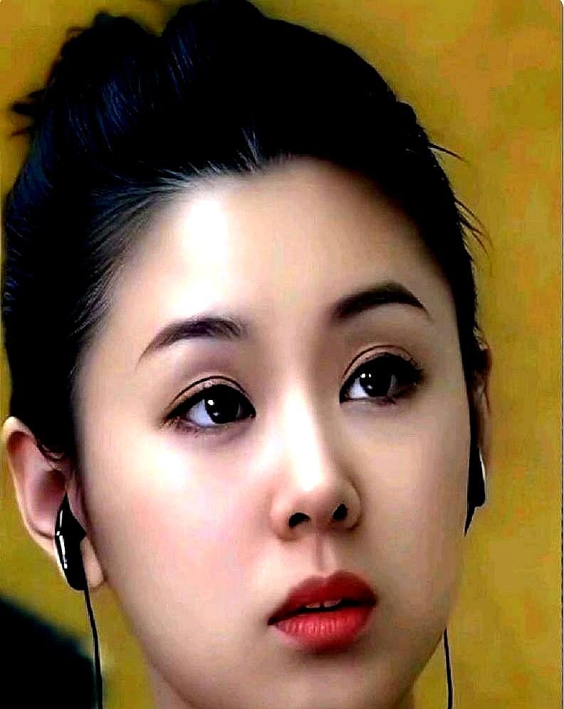 看完王雷李小萌的日常，我心里突然咯噔一下，原来我们拼命追求的，早就被人家扔掉了。