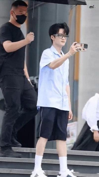 #檀健次和粉丝应援合影##檀健次拍了粉丝应援#粉丝与偶像同框合影，檀健次温暖回应