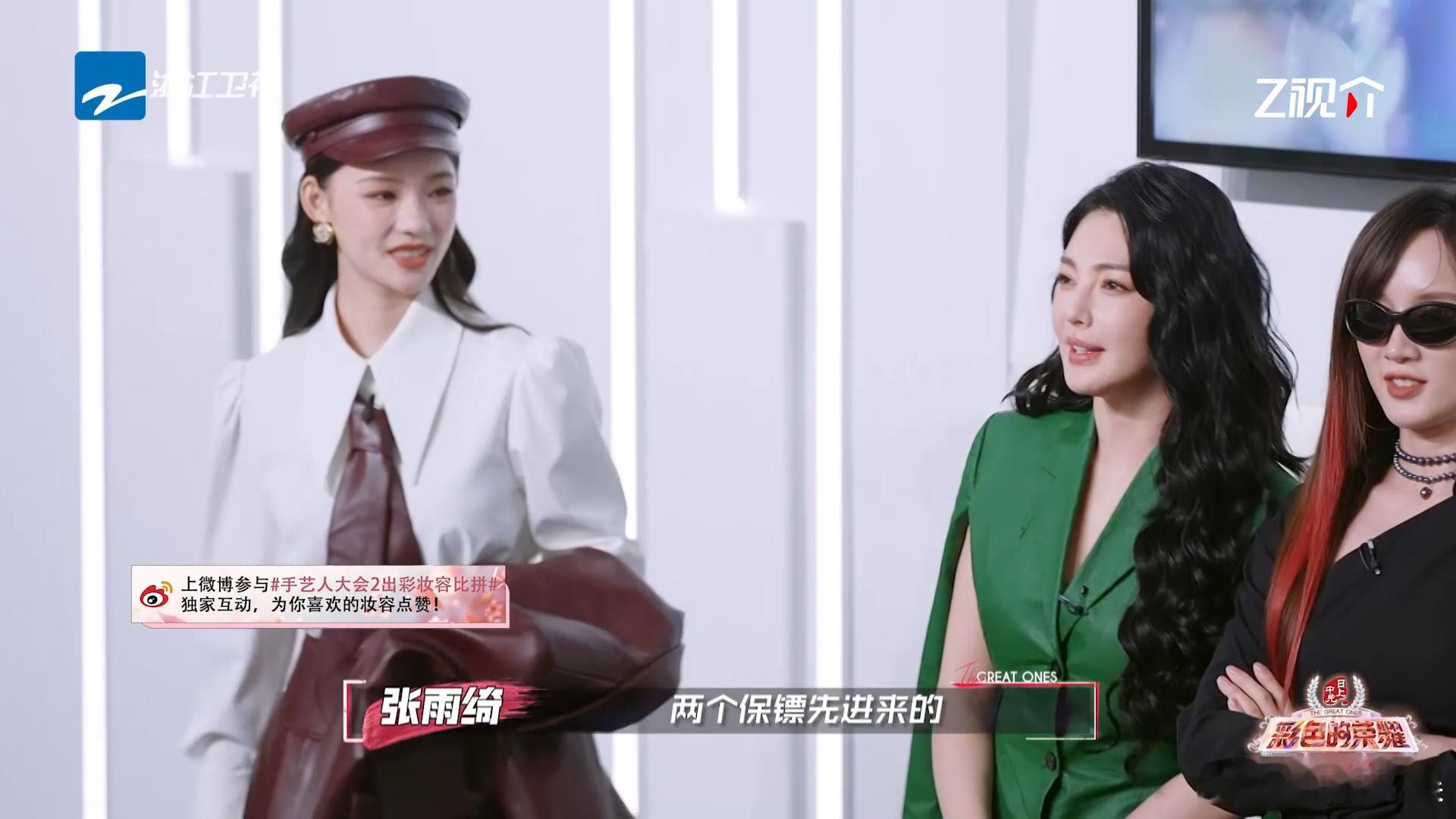 #孟佳周扬青默契到戴同款墨镜#不得不说，两位美女这也太有默契了吧，真的是太棒了，