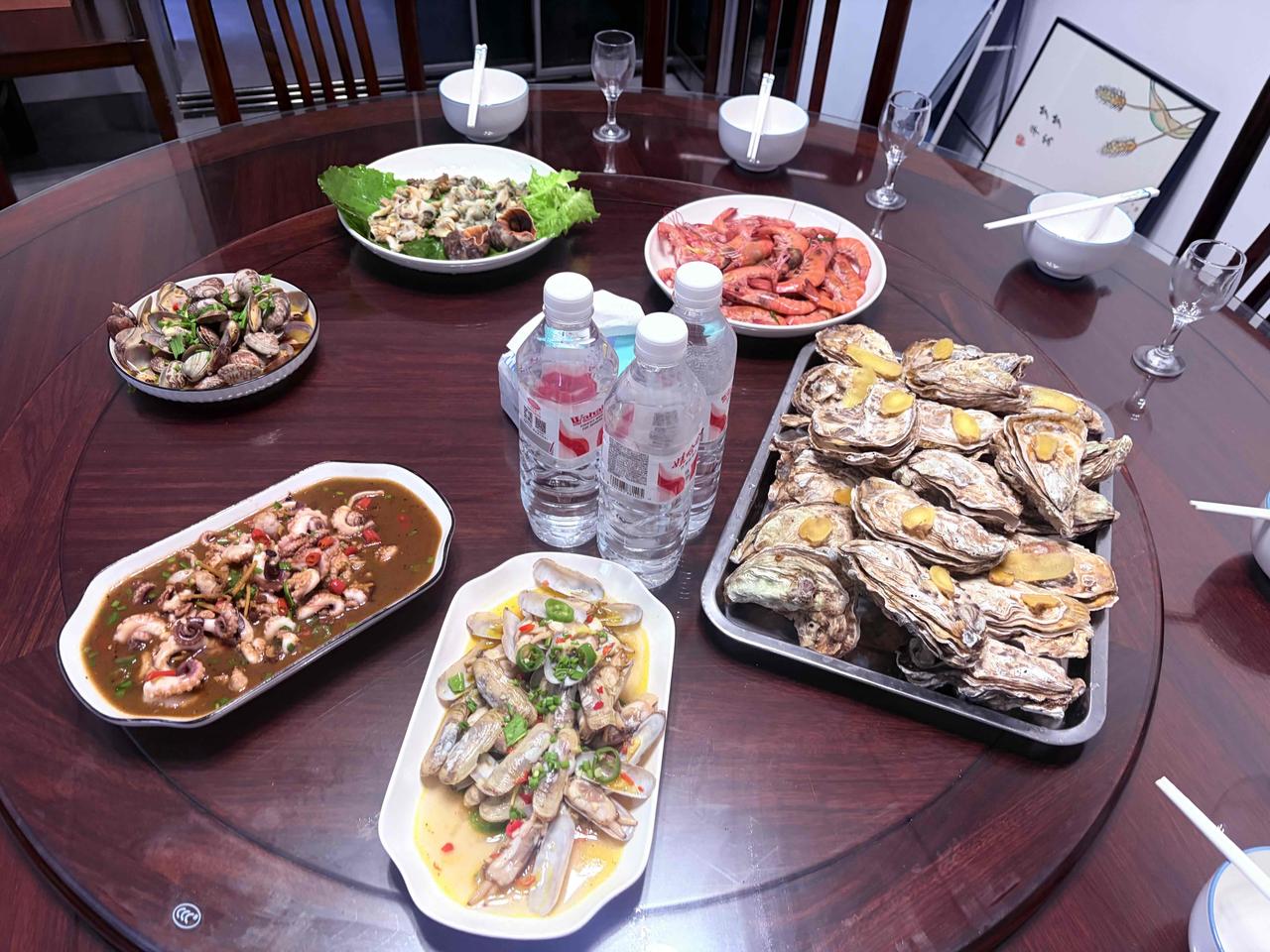 陈局长62岁，年轻时也是潇洒倜傥。虽然出身农村，却也是英俊小生。大学毕业后安置在