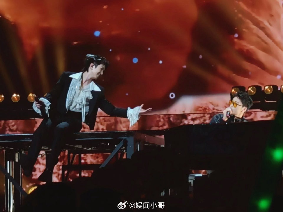 谁给白举纲宁桓宇P的图 白举纲演唱会宁桓宇来助阵，网友这P图绝了！盯着笑了一分钟