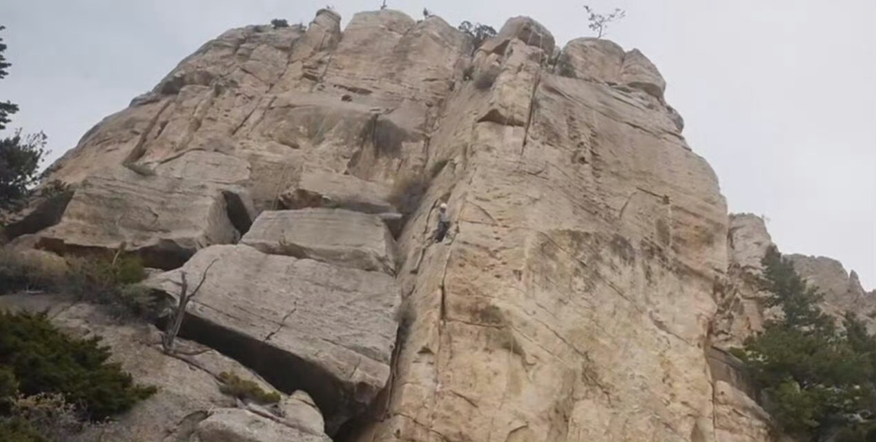 王一博在岩壁上金鸡独立 王一博突破自我后的庆祝方式真是别出心裁又充满力量