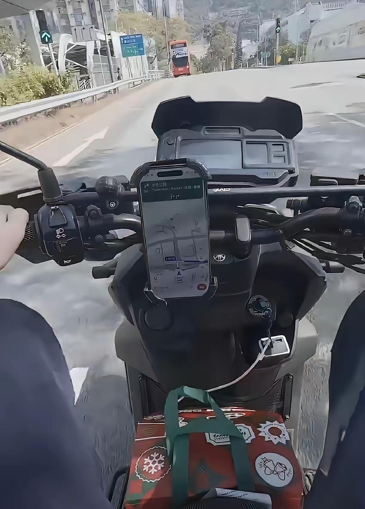 香港小伙在深圳租房，每天去香港送外卖。香港外卖单价25到35港元，加上恶劣天气补