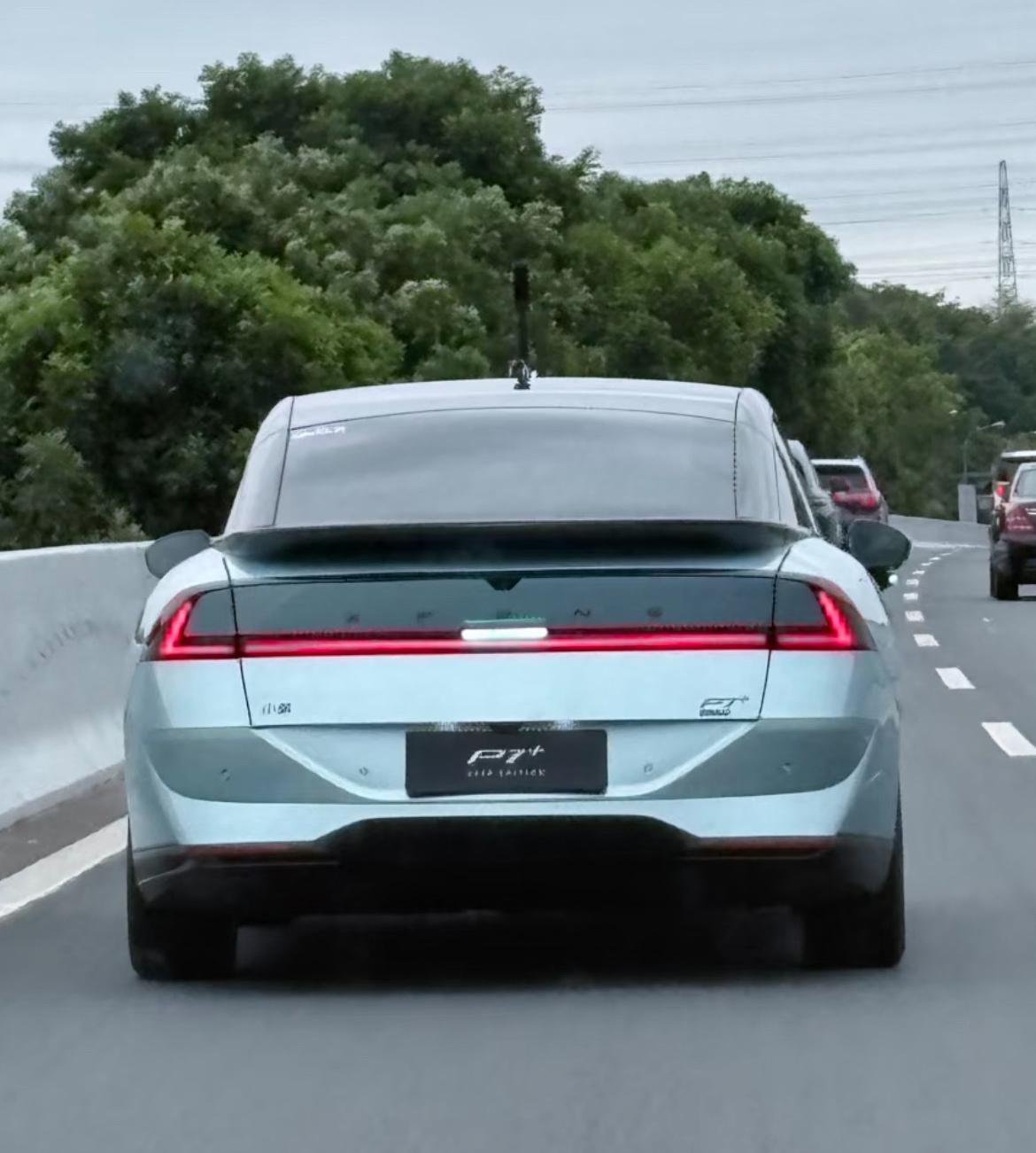 小鹏P7+增程版实车也露出了，1.5T增程+49.2度铁锂，纯电续航里程325公