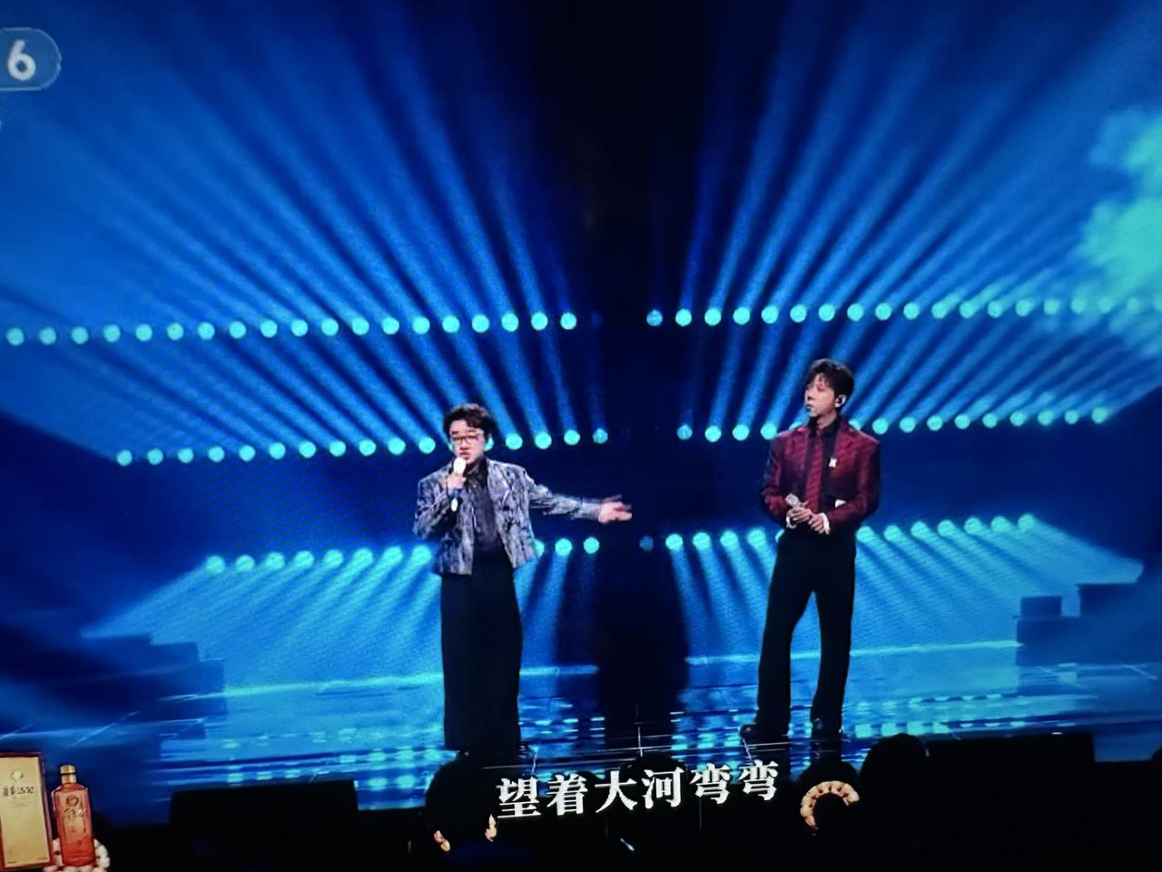 胡海泉与王祖蓝的《山丘》很有特色。
他俩首先是很有勇气，敢于演绎出不同的风格和特