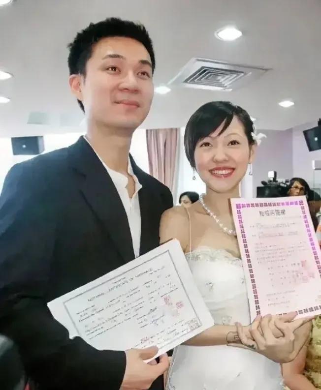 小s领证当天，眼里都闪烁着幸福的光芒，满怀着对婚姻生活的憧憬，后来她老公经常爆出