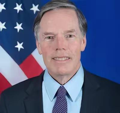 今天，美国前驻华大使伯恩斯终于跳出来了！
​2月15日，美国前驻华大使伯恩斯发文