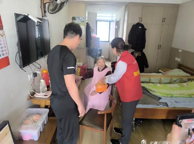 台州养老院枇杷飘香这波慰问甜到心窝 近日路桥马铺社区携手泰隆银行，走进养老院送枇