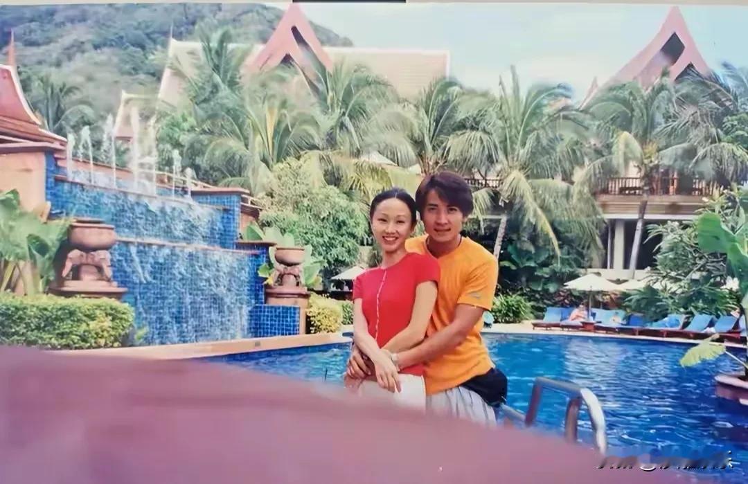 一张结婚证，成了她最后的“证据”。2001年领的，没婚礼没婚纱，像张“隐形合约”