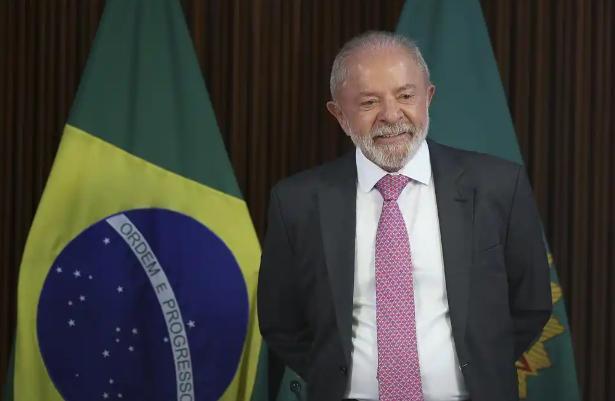 巴西总统卢拉接受手术后出院 新华社圣保罗4月24日电巴西总统卢拉24日上午在巴西