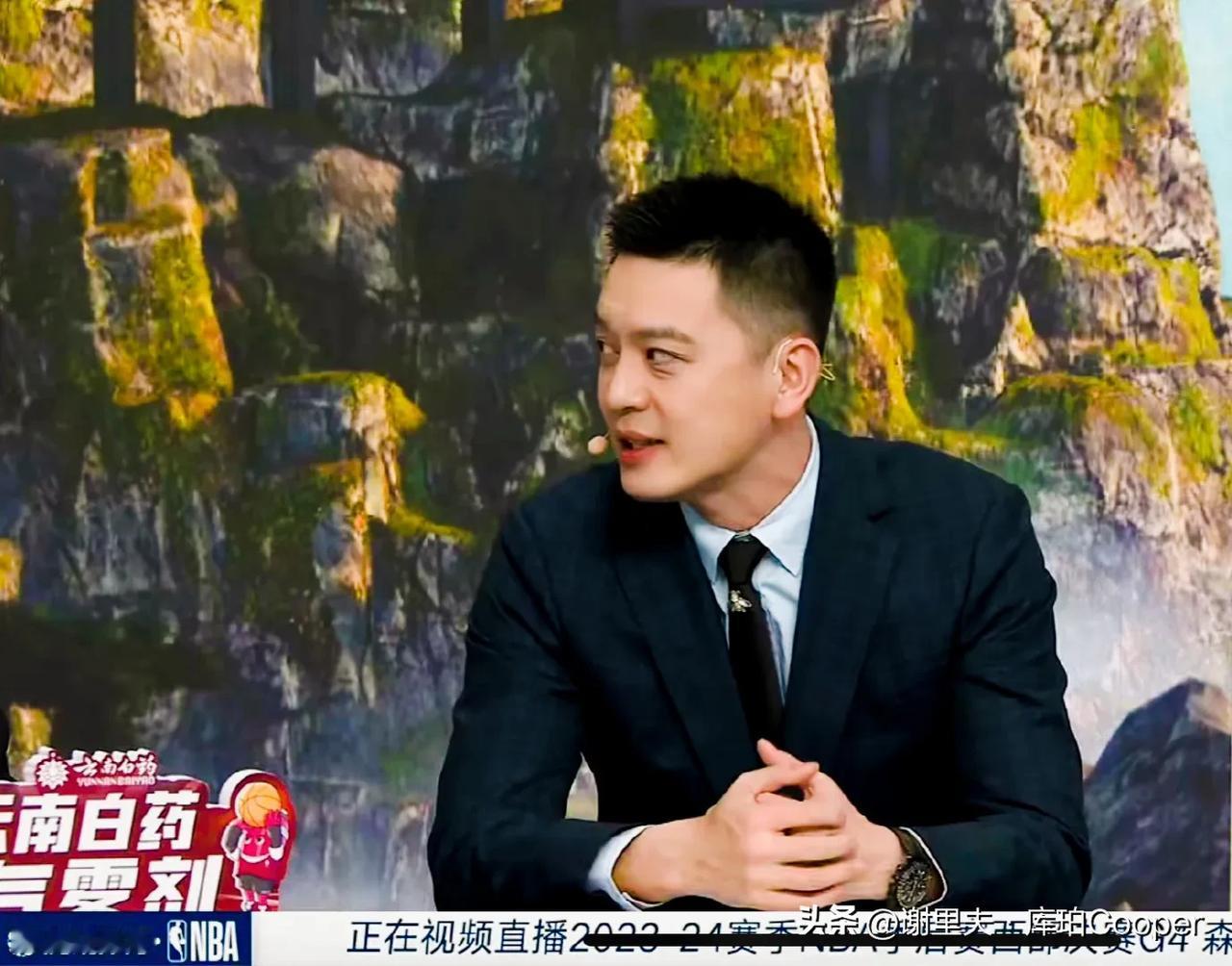 杨鸣不仅长得帅，而且双商也高，他在咪咕解说一席话，让杜锋听到后感到汗颜。他说到：