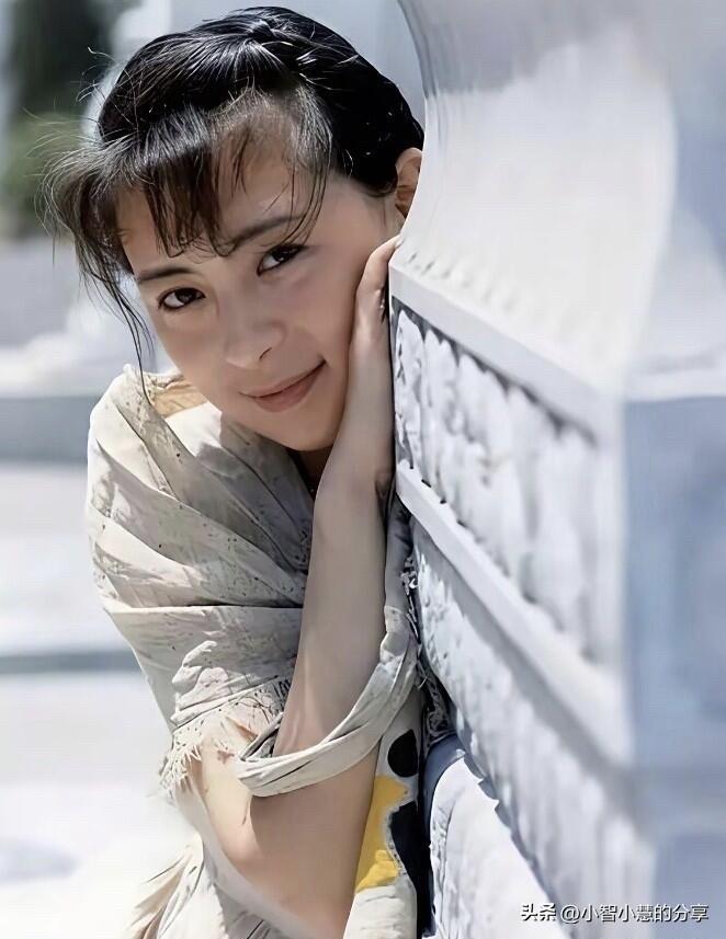 这位美女演员年轻的时候是真美啊，也曾是多少男人的梦中情人啊。早期的女演员靠天然美