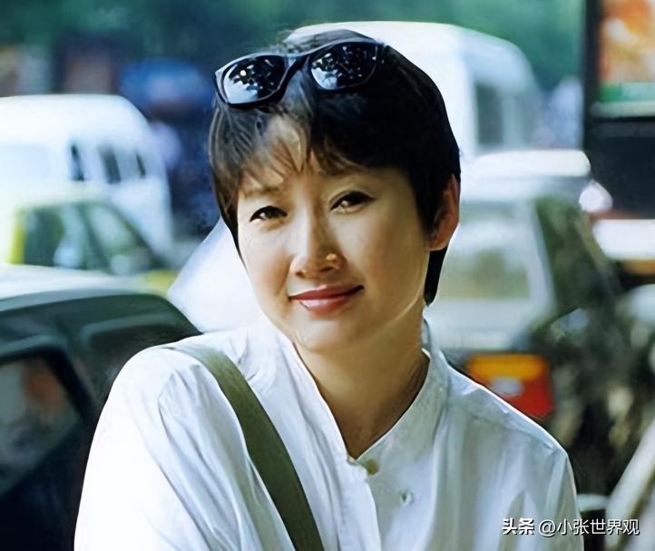 1998年一夜，王刚借着酒劲走进成方圆的房间，向她又一次提出要求，没想到成方圆又