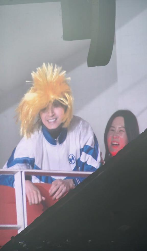 这居然是大明星张远？？？？？？？全场笑翻了
哈哈哈哈 张远自己都笑得钻下去了 哈
