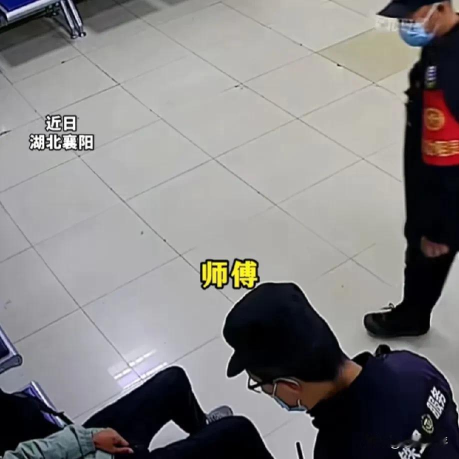“我捅S你！”近日，湖北襄阳，一男子深夜在医院大厅睡觉，被保安叫醒竟持刀相向。网