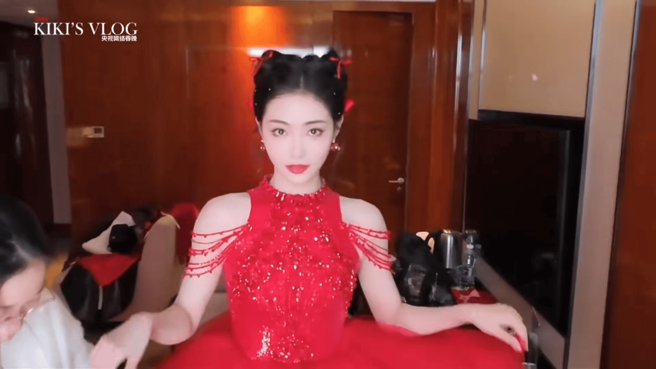 许佳琪满头蝴蝶结 红色蝴蝶结如繁花盛开发间，蓬蓬裙摇曳生姿。甜飒气质碰撞小年喜庆