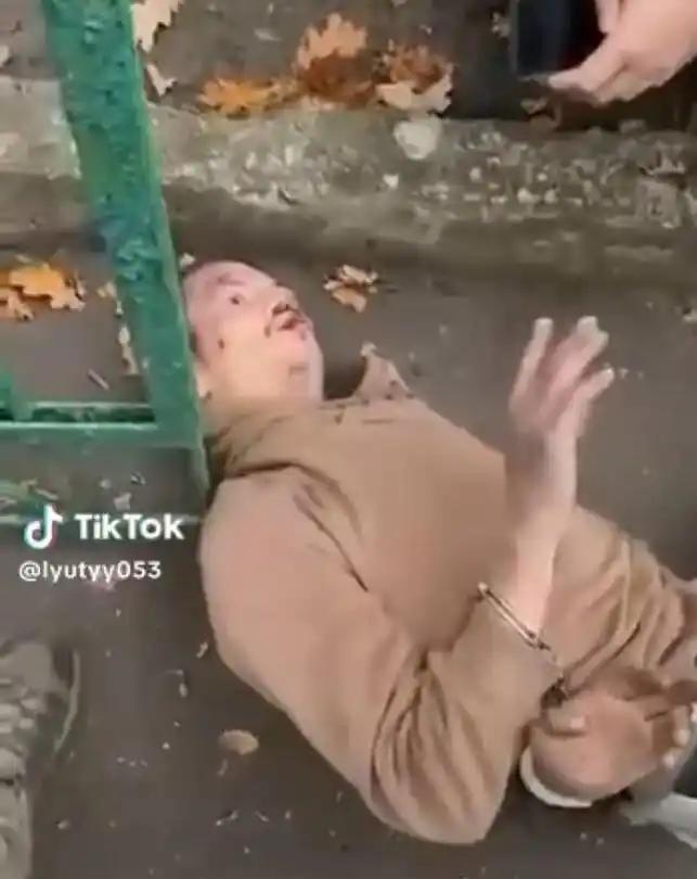 这事荒唐到简直让人不敢相信！一名掉队俄军士兵悄悄摸进房间，对着正在熟睡的5名乌军