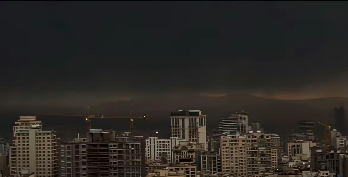 德黑兰的白天，真的变成了黑夜！
 
这张照片不是滤镜，不是特效，是德黑兰当下最真