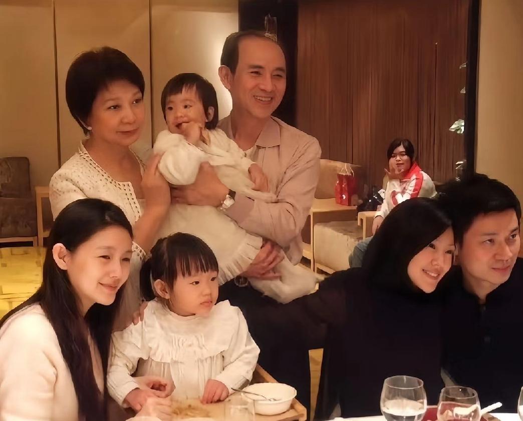 我觉得他是很爱大的，离婚就是不甘心而已，骂也都是骂大的妈妈还有妹妹，言下之意都是
