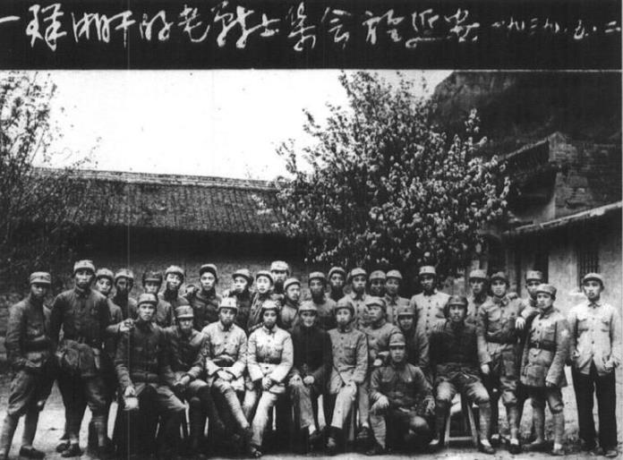 1939年5月，部分湘赣老战士集会于延安。
前坐者左起:罗正坤、周仁杰、王定一、
