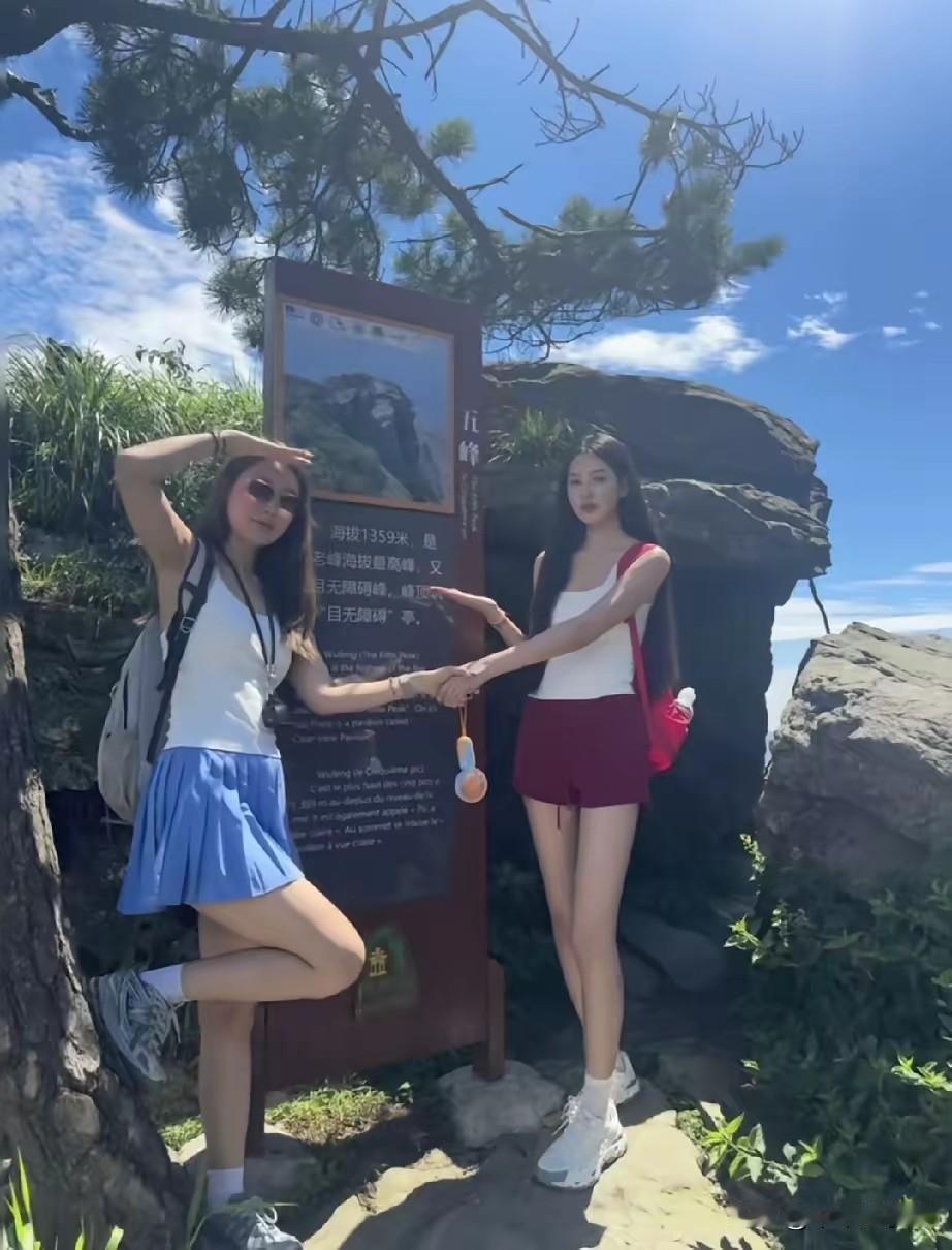 那个我好喜欢穿红衣服的这个女生
 
家人们谁懂啊，这次爬庐山五老峰登顶，视线直接