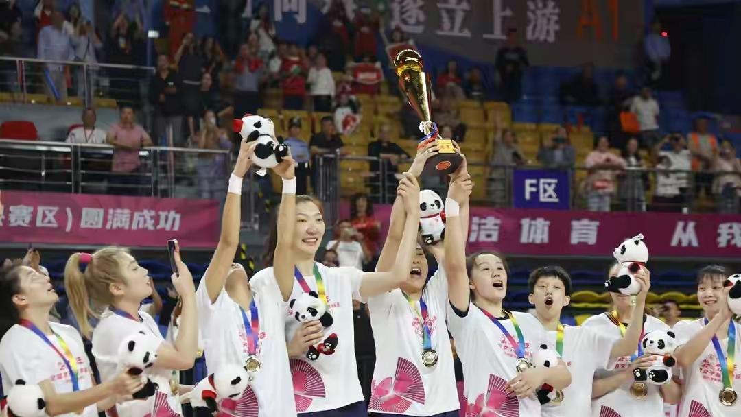 愤怒！四川女篮四连冠，李梦0分遭到痛批，球迷：难怪宫鲁鸣不要。李梦不上场肯定有她