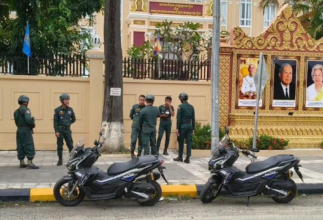 据柬埔寨警方消息，今天上午，一群疑似外国武装人员冲进柴桢省法院，开枪救走了一名囚