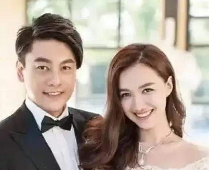 疼到睡不着那夜，她还在给他敷背
 
凌晨两点，韩雯雯换第三盆热水，毛巾烫得指尖发