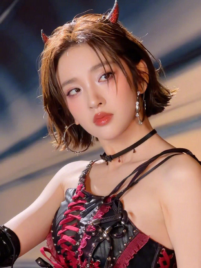 这样的祺贵人朕从未见过乘风2026 被唐艺昕新造型惊艳到！机车皮衣直接气场拉满，