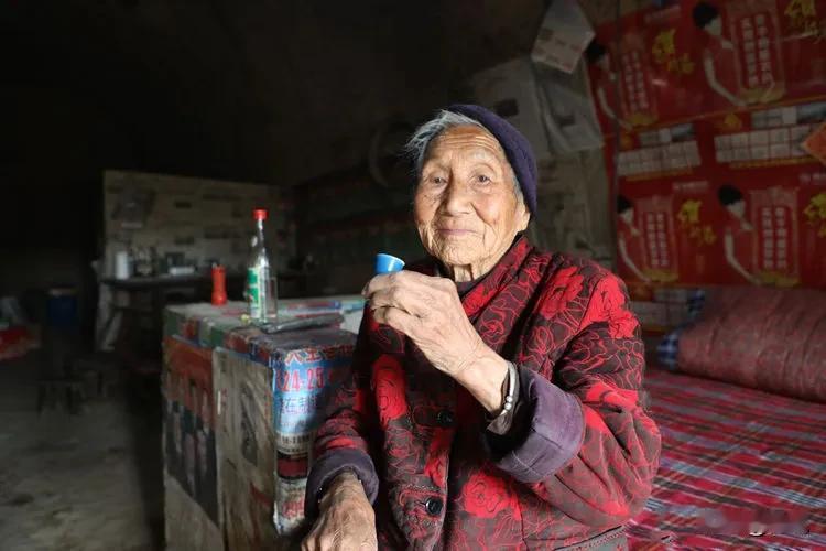 网上充斥着这样的观点：女人要彩礼是觉得嫁人亏了，想找补回来；男方给彩礼则是有所图