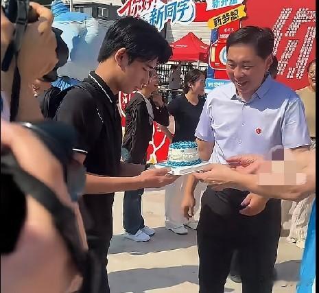 近日，山东理工大学新生开学报到日，男生王浩正刚入学就收到了惊喜蛋糕，因为这一天恰