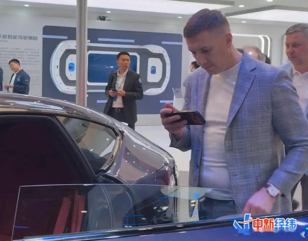 【老外扎堆涌入北京车展国产新能源展台】北京车展国产新能源展台获老外点赞“展会的规