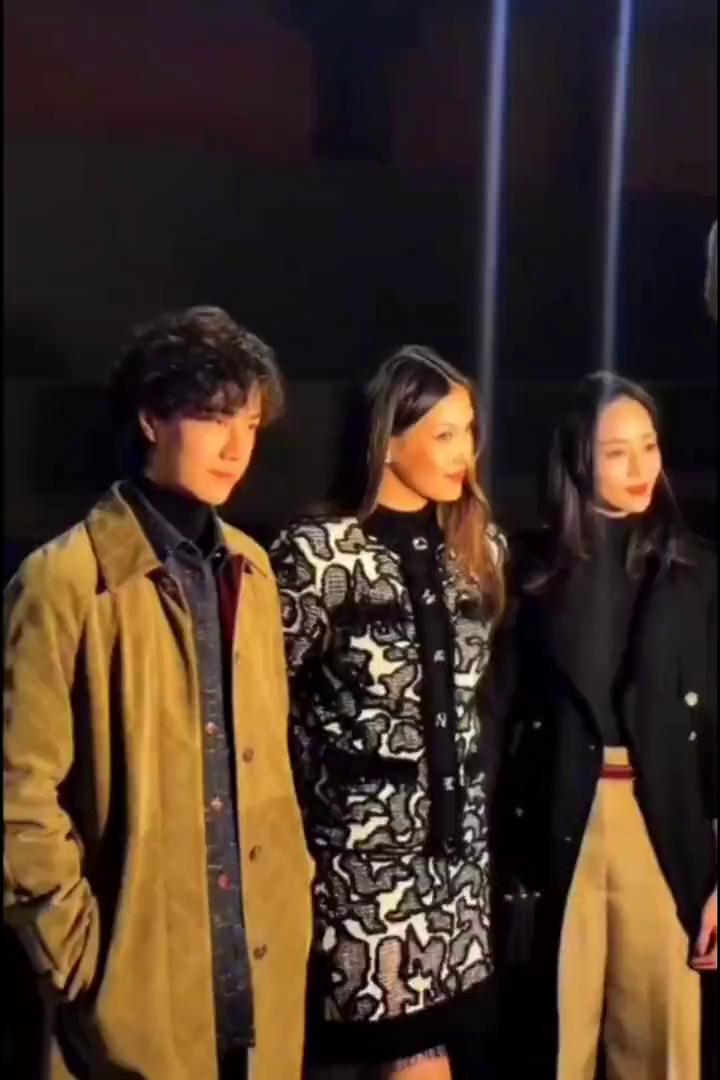 谷爱凌，王博，张均宁巴黎秀场合影。
健康美顶流：巴黎秀场。