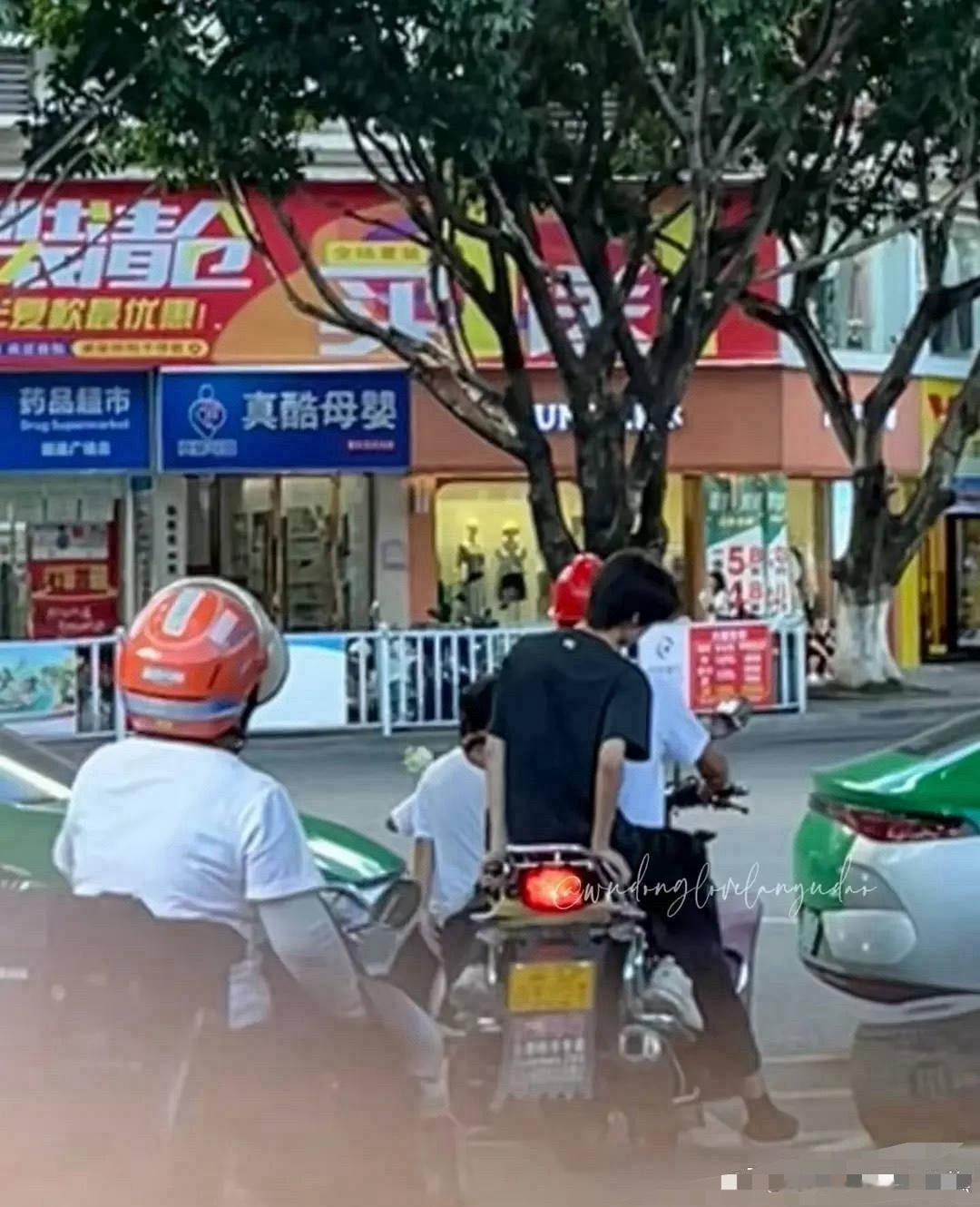 李煜东在老家坐摩的接地气的日常状态让人觉得格外亲切 