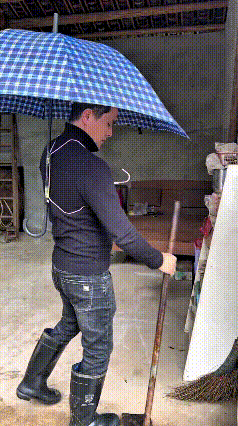 你瞅瞅人家这脑瓜子，咋恁灵光嘞！下雨天要下地干活，又怕淋着，手里还得拿家伙事儿，