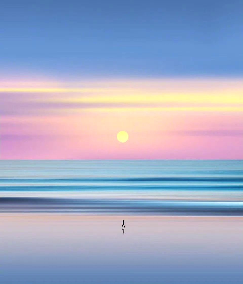 “多情的散步。”法/保尔·魏尔伦夕阳倾洒着最后的霞光，晚风轻摇着苍白的睡莲；巨大