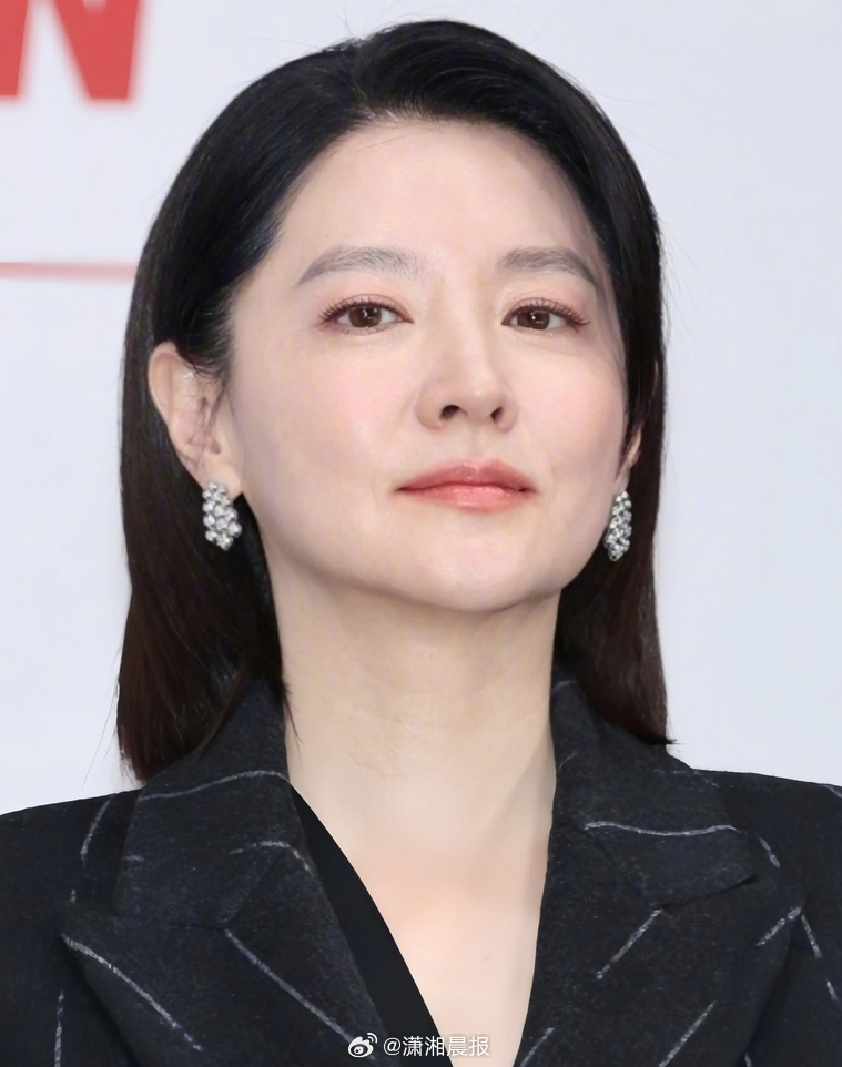 【#李英爱时隔23年重返大长今拍摄地#】据潇湘晨报综合，韩国演员李英爱时隔23年