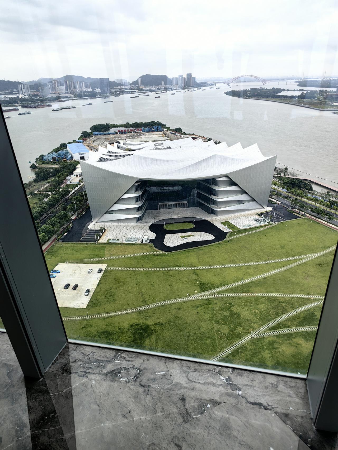 广州市南沙区灵山岛尖的科学论坛的全貌，两江汇聚的地理位置优越，建筑外型别致新颖。