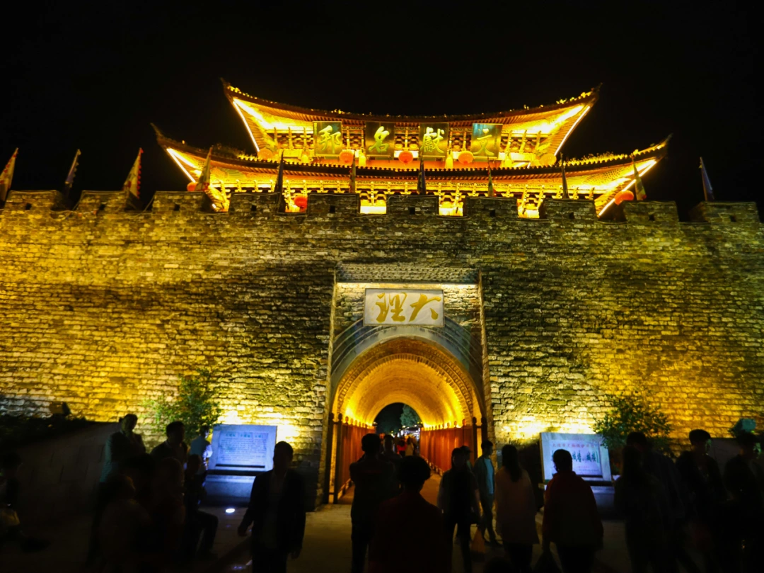 [天龙八部下的大理古城]好多到大理古城来旅游的人，都会冲着那句“风花雪月”而来