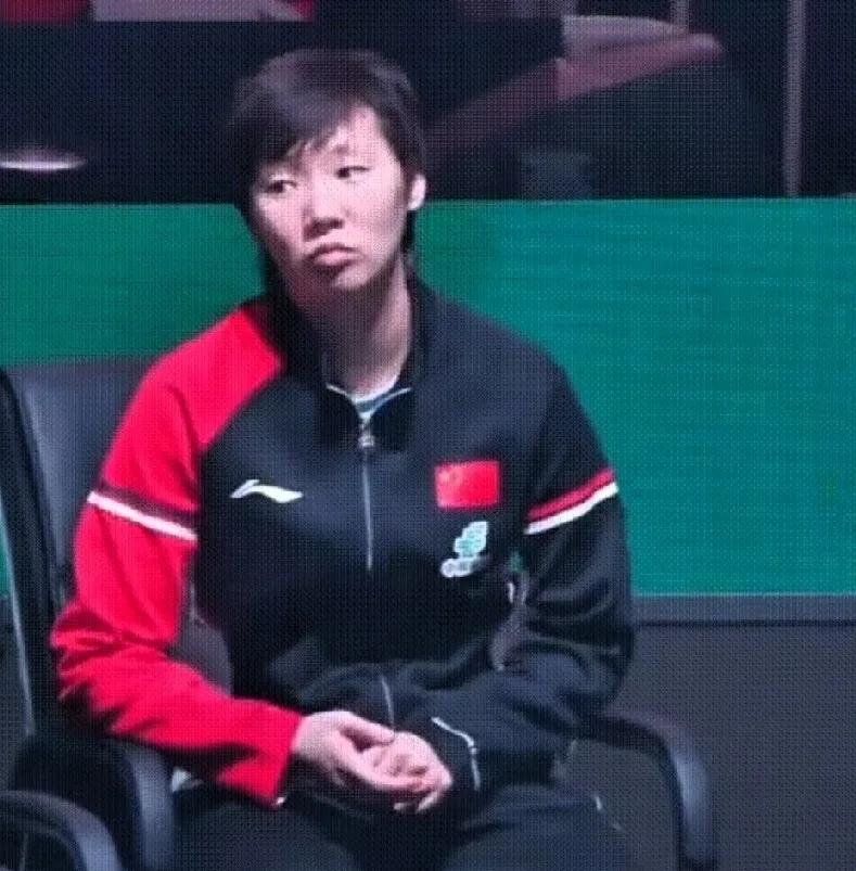 【恢复中的王曼昱，静等上场机会】小组赛过了两轮，王曼昱还未登场，看上去有点百无聊