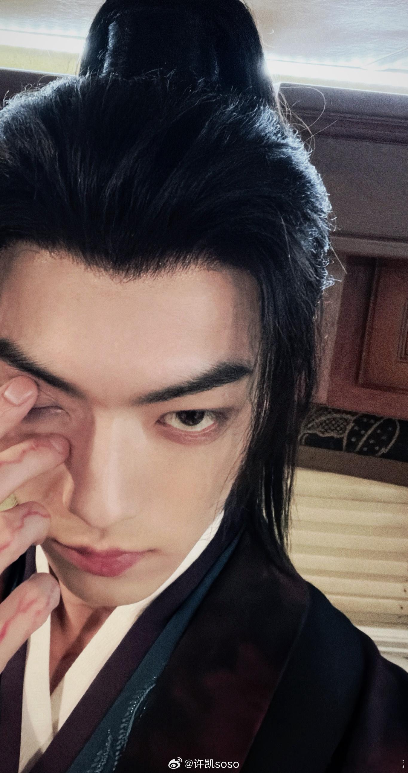 许凯太会拿捏我了，虽然是剧中看着是中毒的妆造，但是脸好看，手也好看，太绝了！！