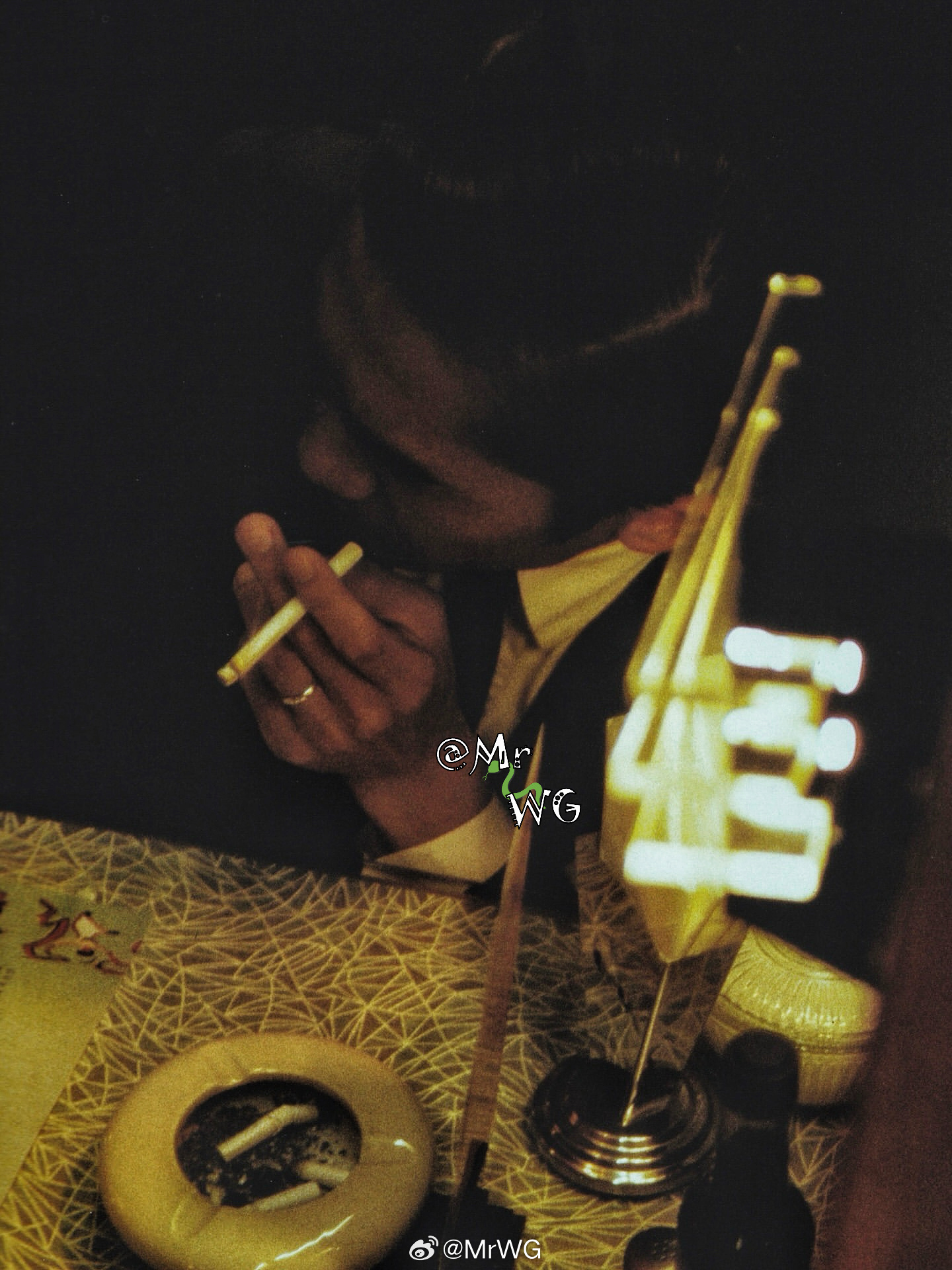 梁朝伟独家扫描 梳得一丝不苟的分头，和夹着烟🚬骨感的手指——【花样年华】片场的