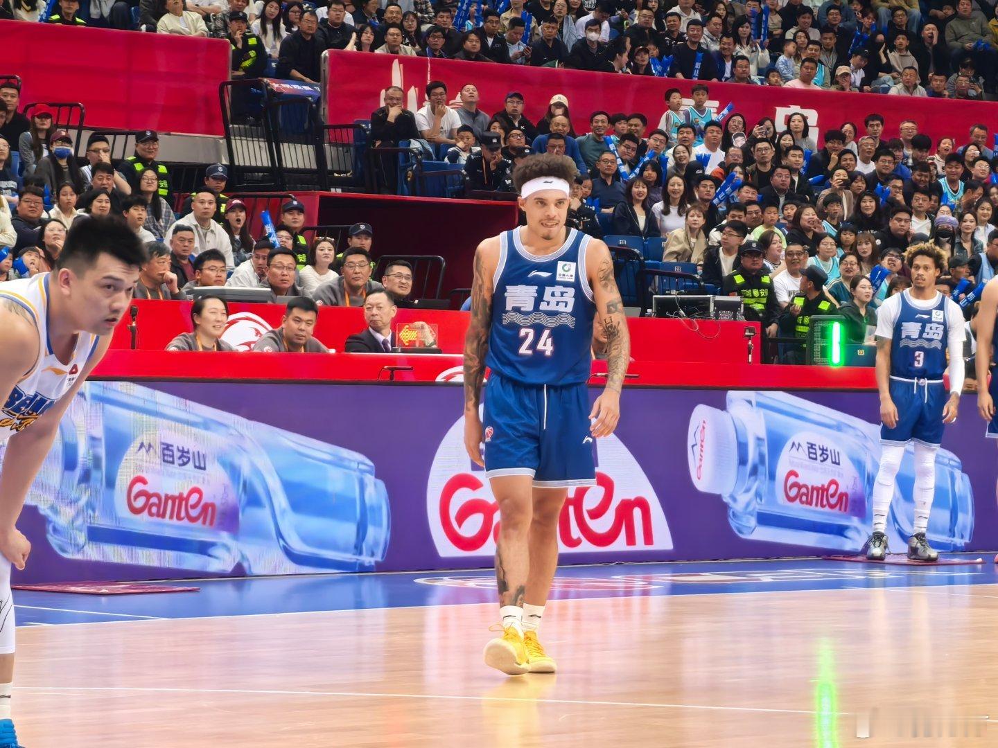 青岛男篮vs北京男篮 这家伙真是个显眼包，他的上场确实改变了气场。 