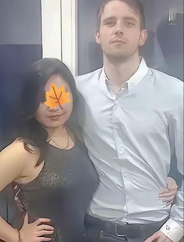 凌晨一点半，一个 24 岁的中国女孩开始挨打。打到早上八点半，她没了人形。下颌骨