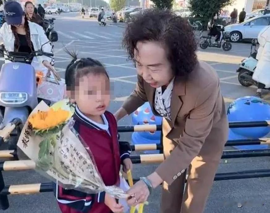 “这位校长火了！”教师节早上，内蒙古巴彦淖尔市衡越实验学校的校门口，出现了让人意