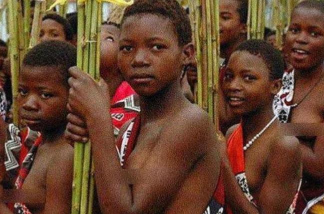 非洲有一个特别奇葩的部落，在这里未婚女子不能穿上衣，只穿短裙，这里的男人，居然需