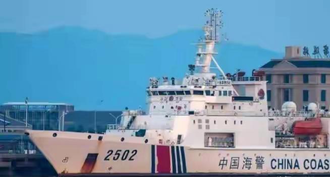 谁惹我我就收拾谁

这话说得硬气。咱们中国的海警大船“岱山舰”，开到台湾岛东边去