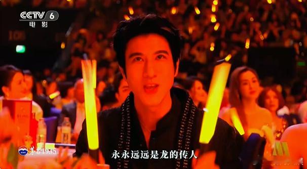台上唱龙的传人台下王力宏跟唱台上在唱《龙的传人》，台下也在卖力跟唱，完全就是这个