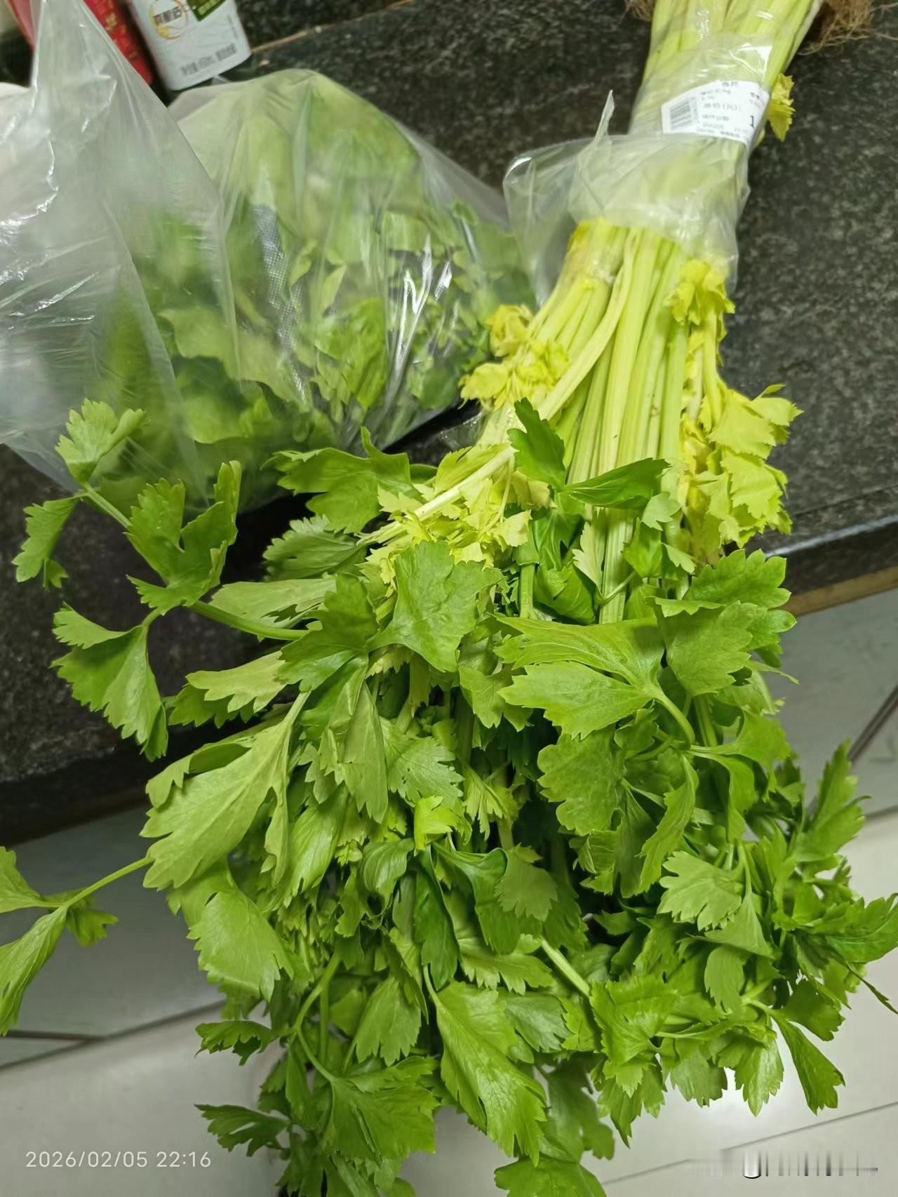 早餐主食可以不吃，但青菜必须吃，要补充维生素和微量元素。我一看手机都已经9点半了